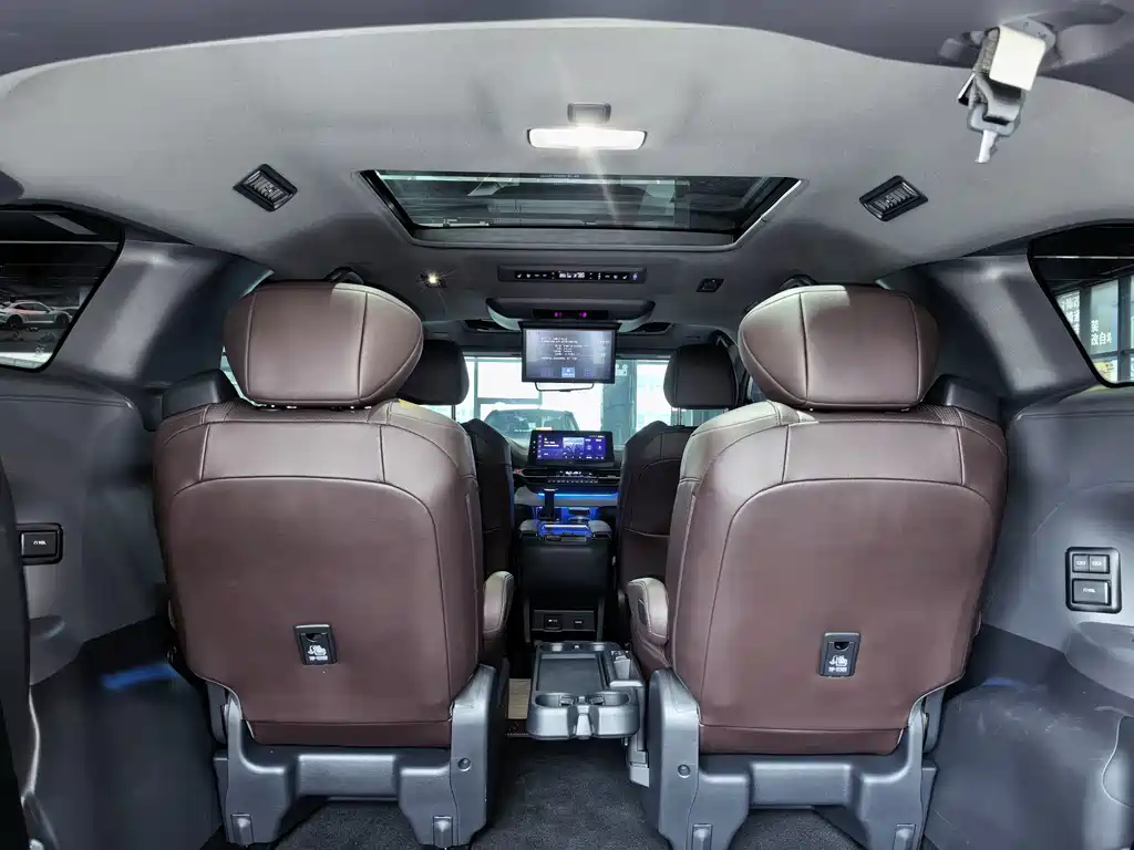 Toyota Granvia — фото 8