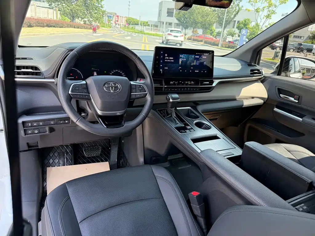 Toyota Granvia — фото 3