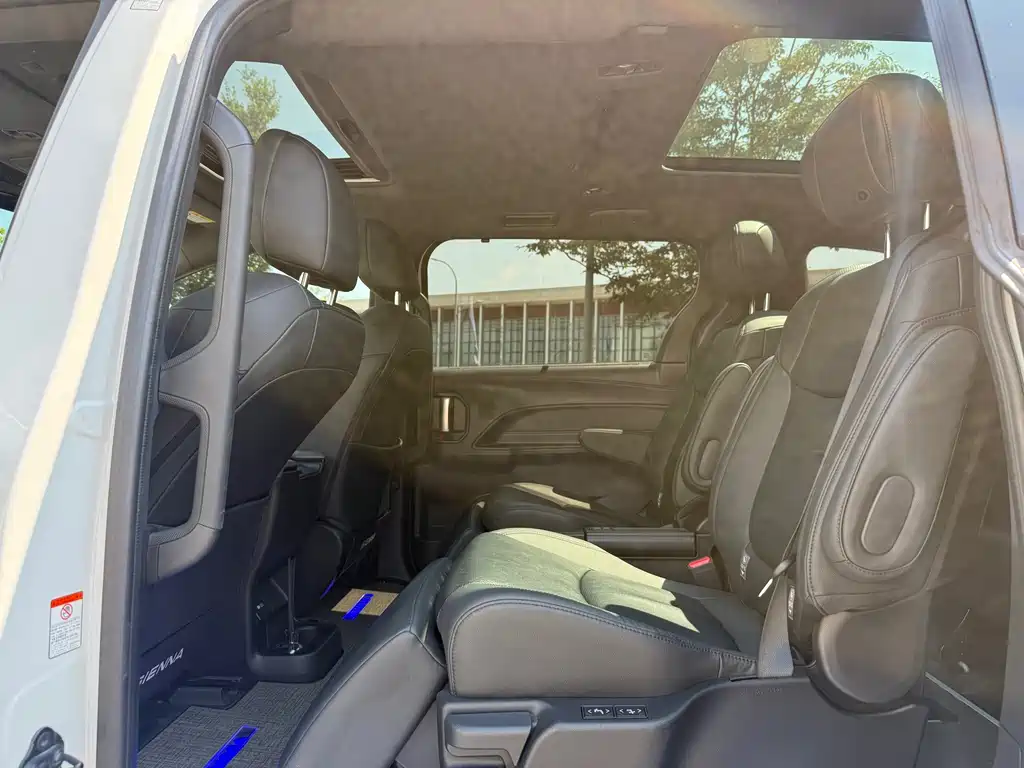 Toyota Granvia — фото 4