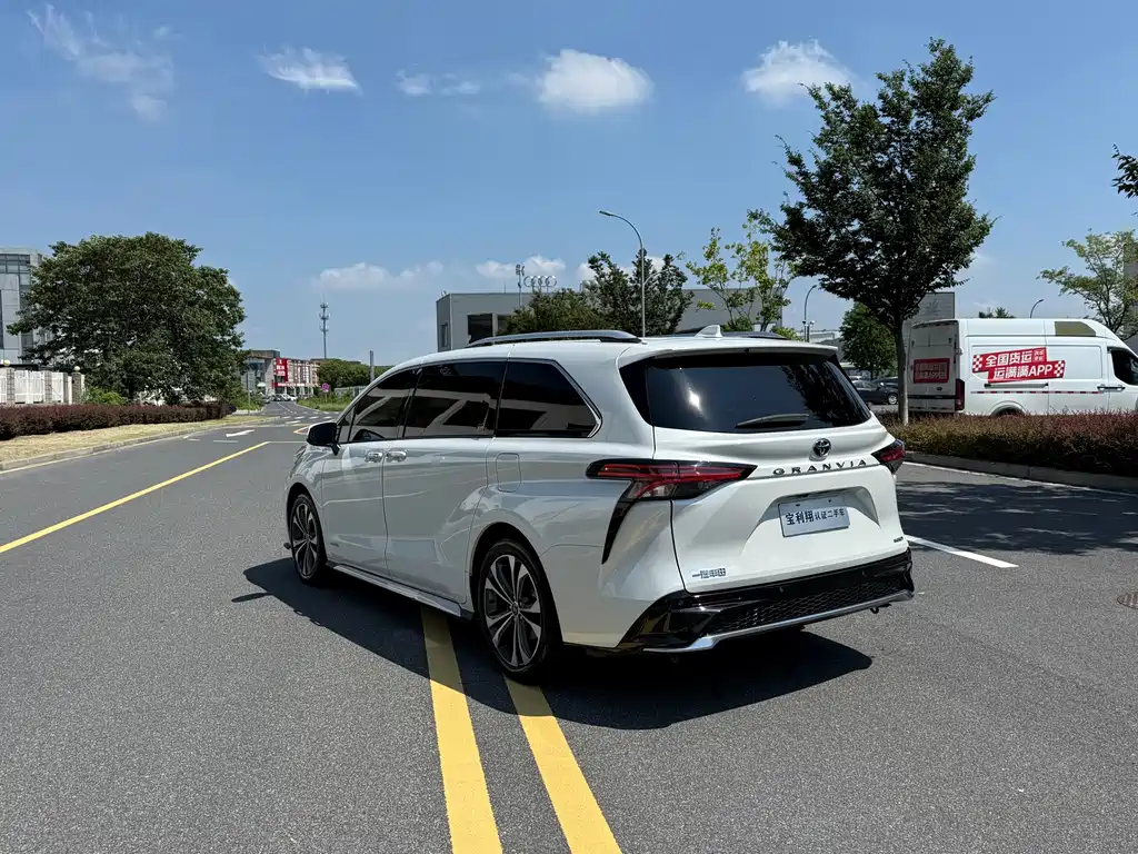 Toyota Granvia — фото 9