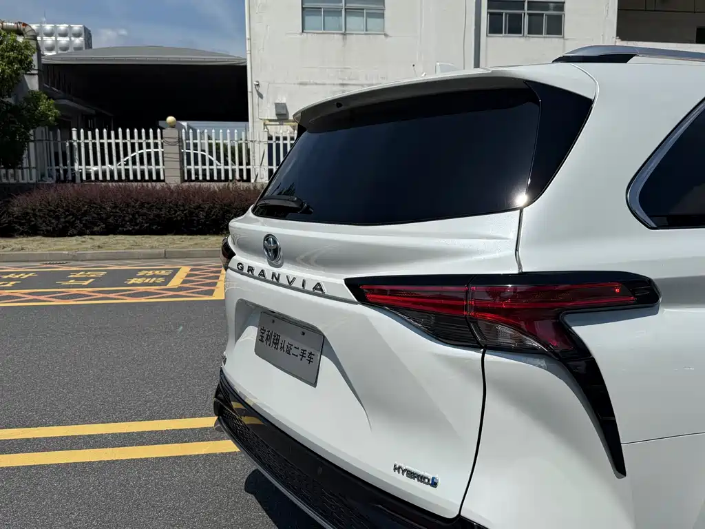 Toyota Granvia — фото 10