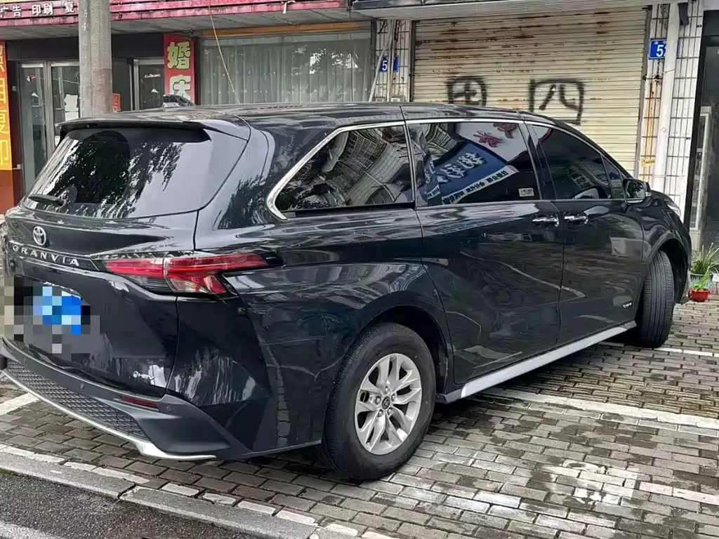 Toyota Granvia — фото 4