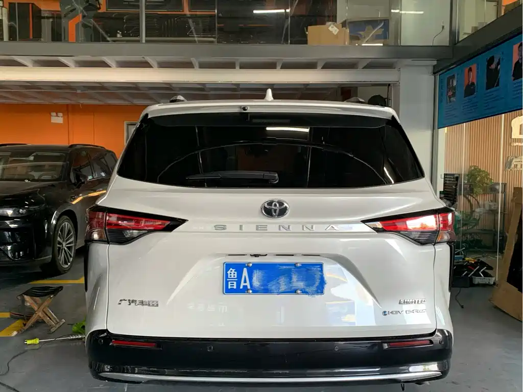 Toyota Sienna — фото 2
