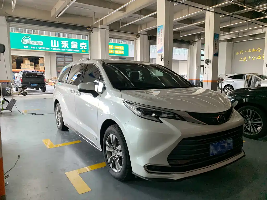 Toyota Sienna — фото 4