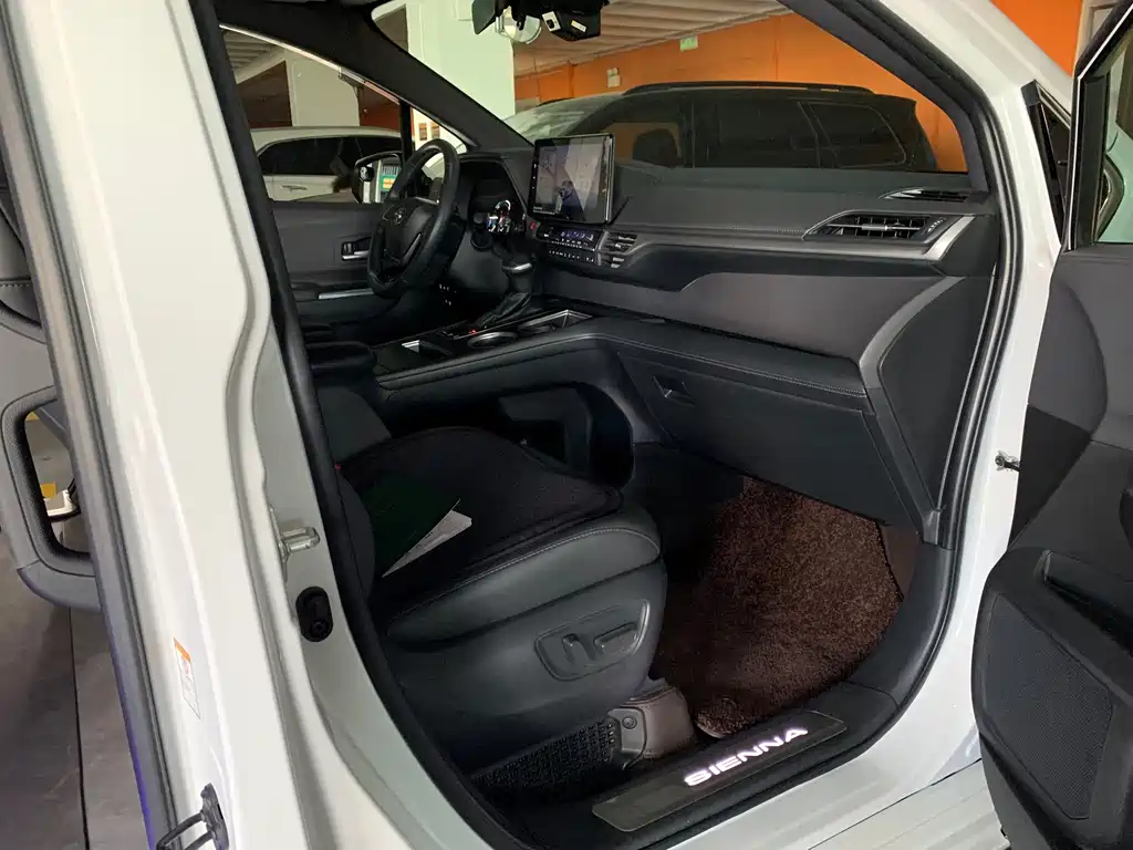 Toyota Sienna — фото 10