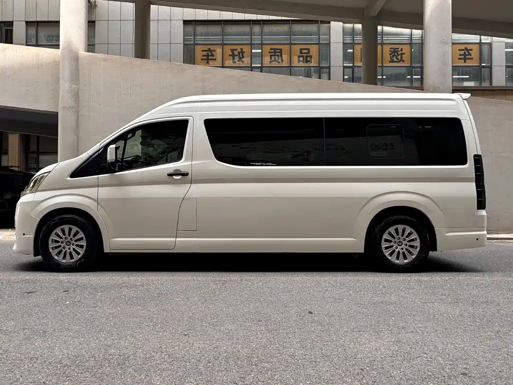 Toyota Hiace — фото 3