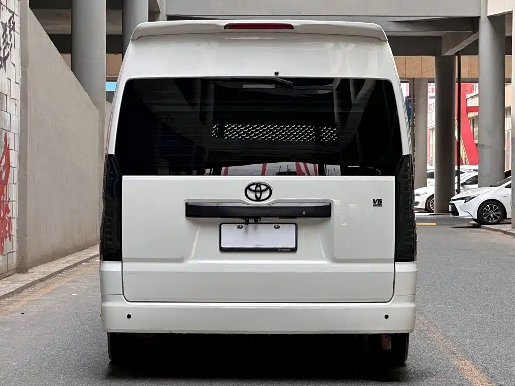 Toyota Hiace — фото 4