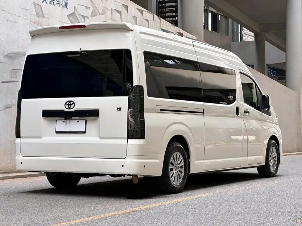 Toyota Hiace — фото 5