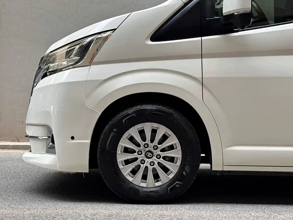 Toyota Hiace — фото 6