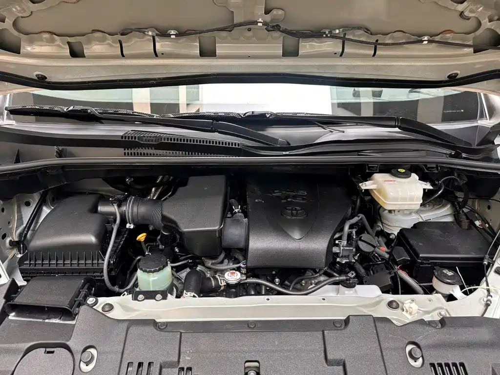 Toyota Hiace — фото 7