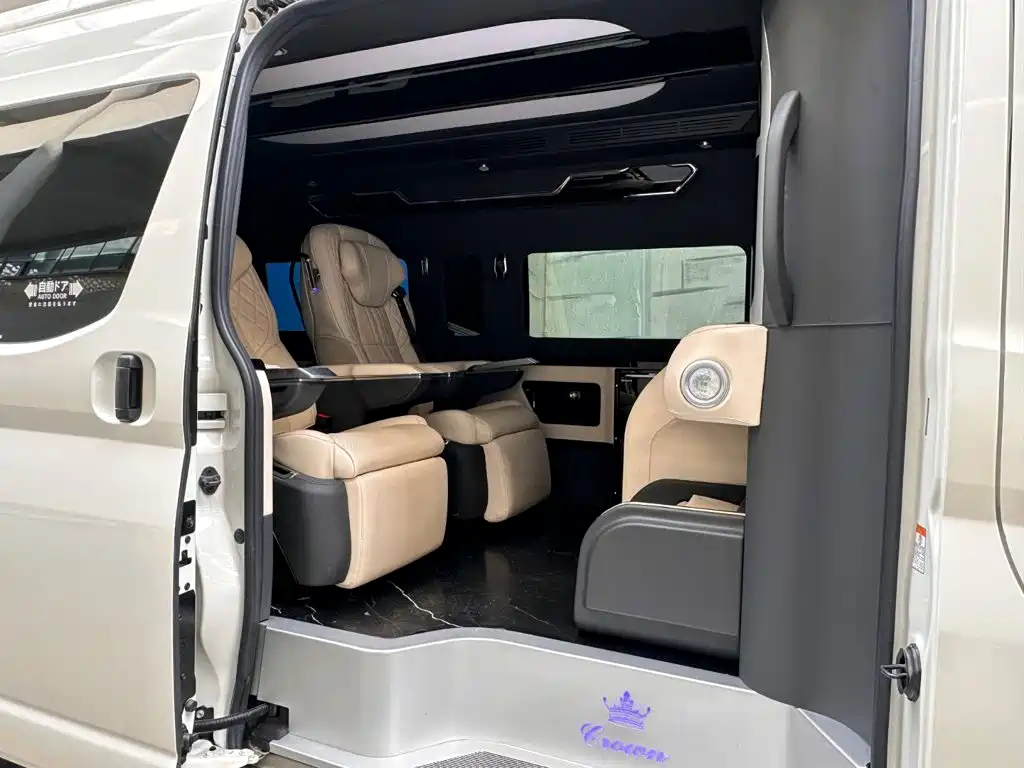 Toyota Hiace — фото 10