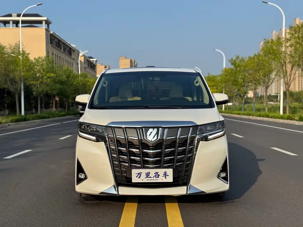 Toyota Alphard — фото 2
