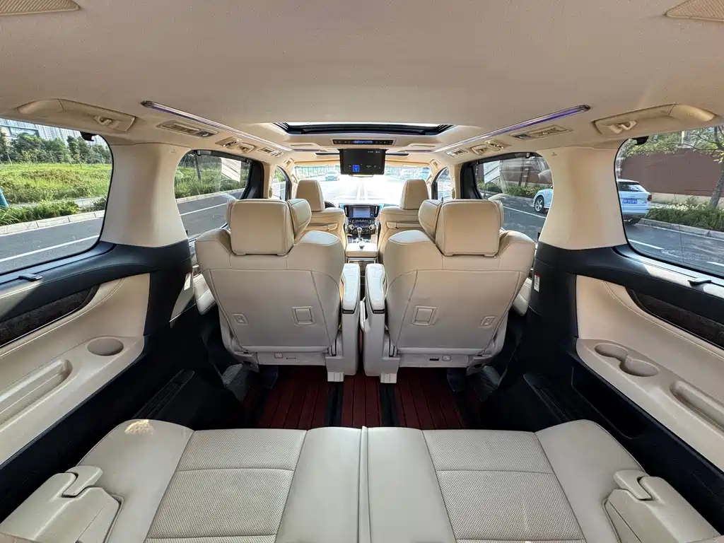 Toyota Alphard — фото 17