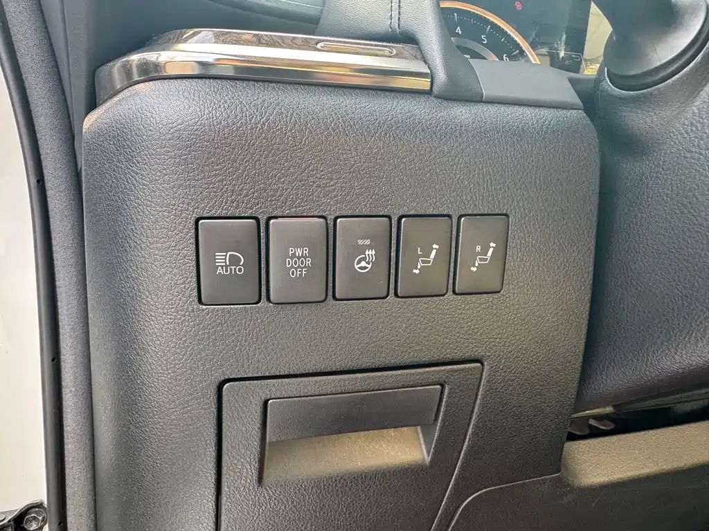 Toyota Alphard — фото 20