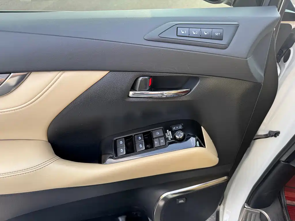 Toyota Alphard — фото 21