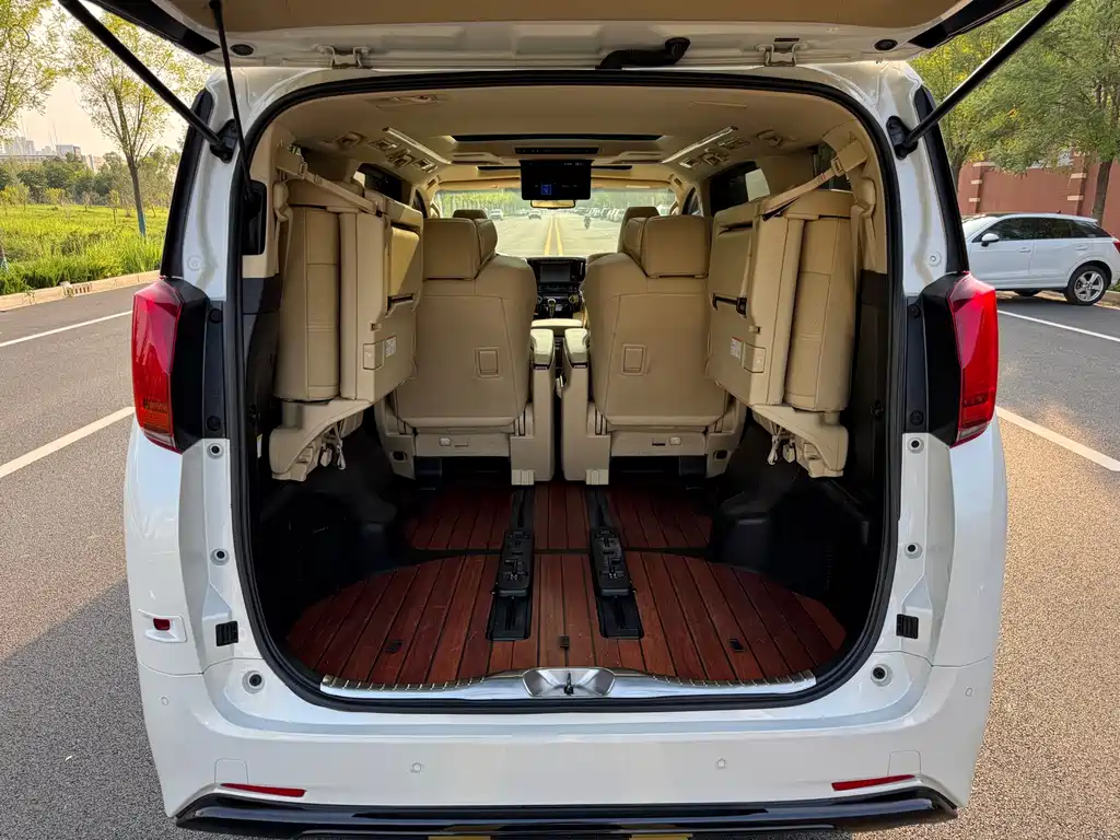 Toyota Alphard — фото 22