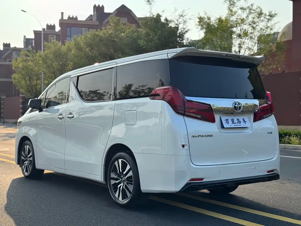 Toyota Alphard — фото 24