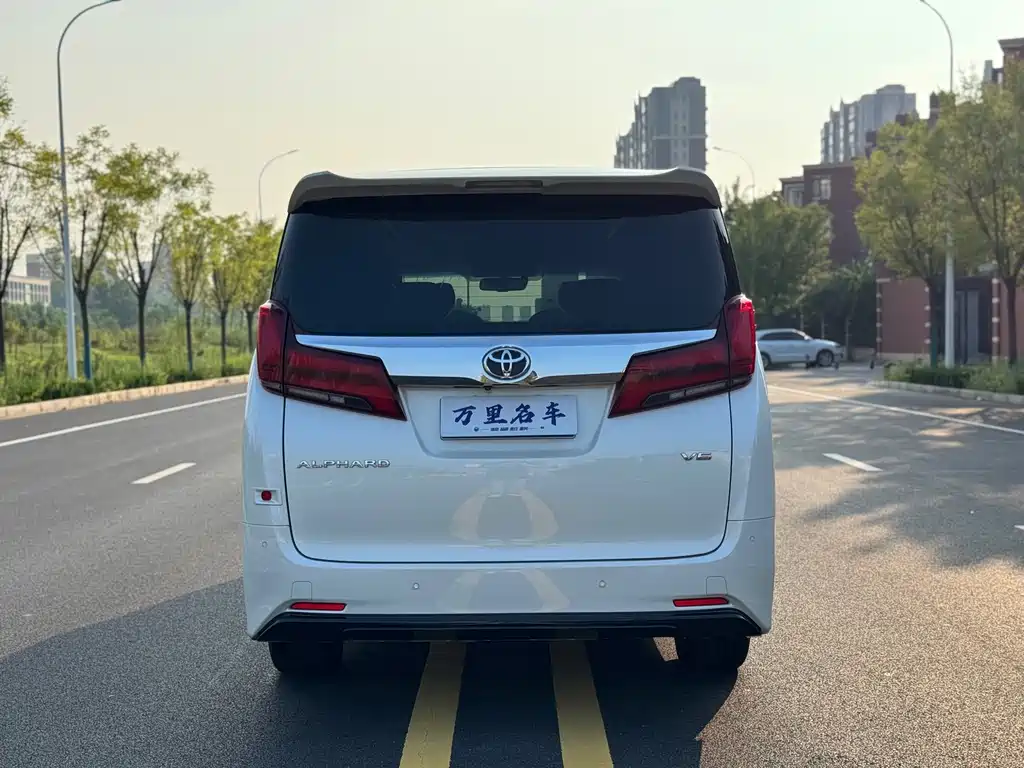 Toyota Alphard — фото 25