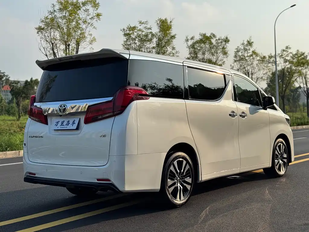 Toyota Alphard — фото 26
