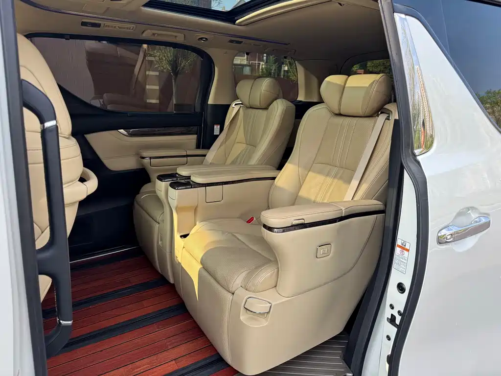 Toyota Alphard — фото 5