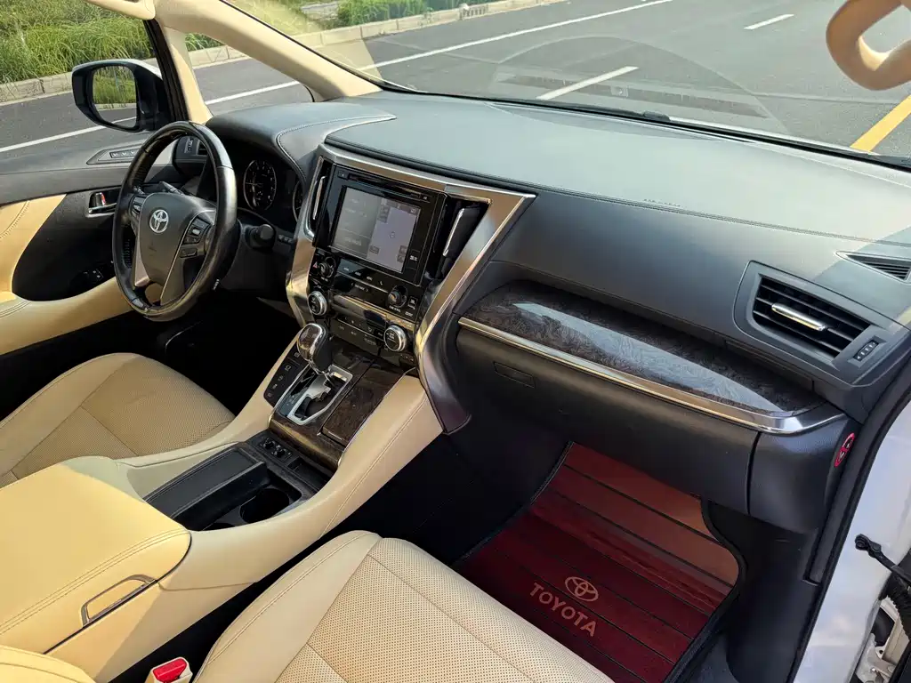 Toyota Alphard — фото 7
