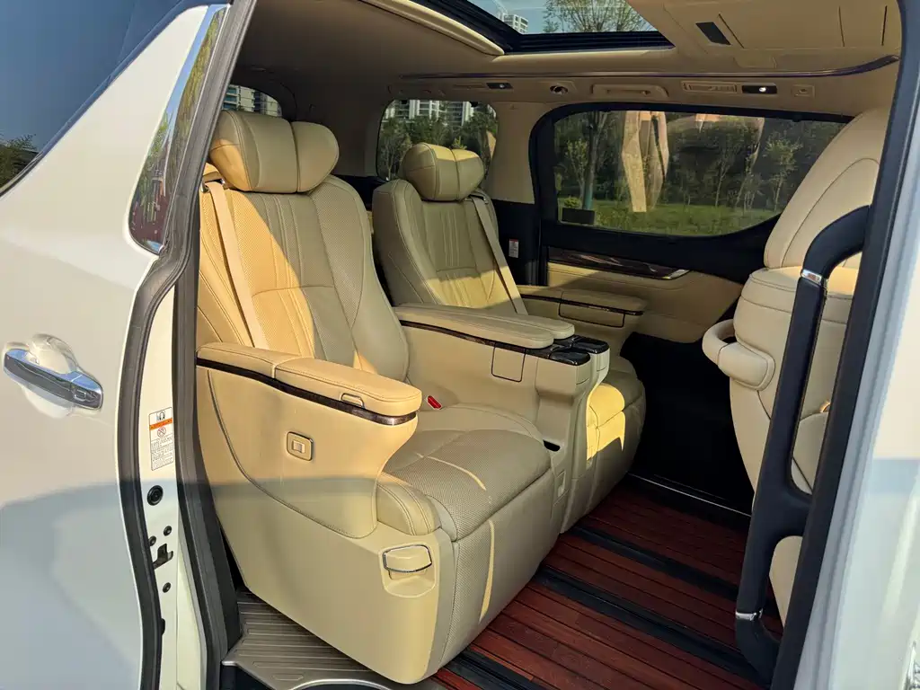 Toyota Alphard — фото 8