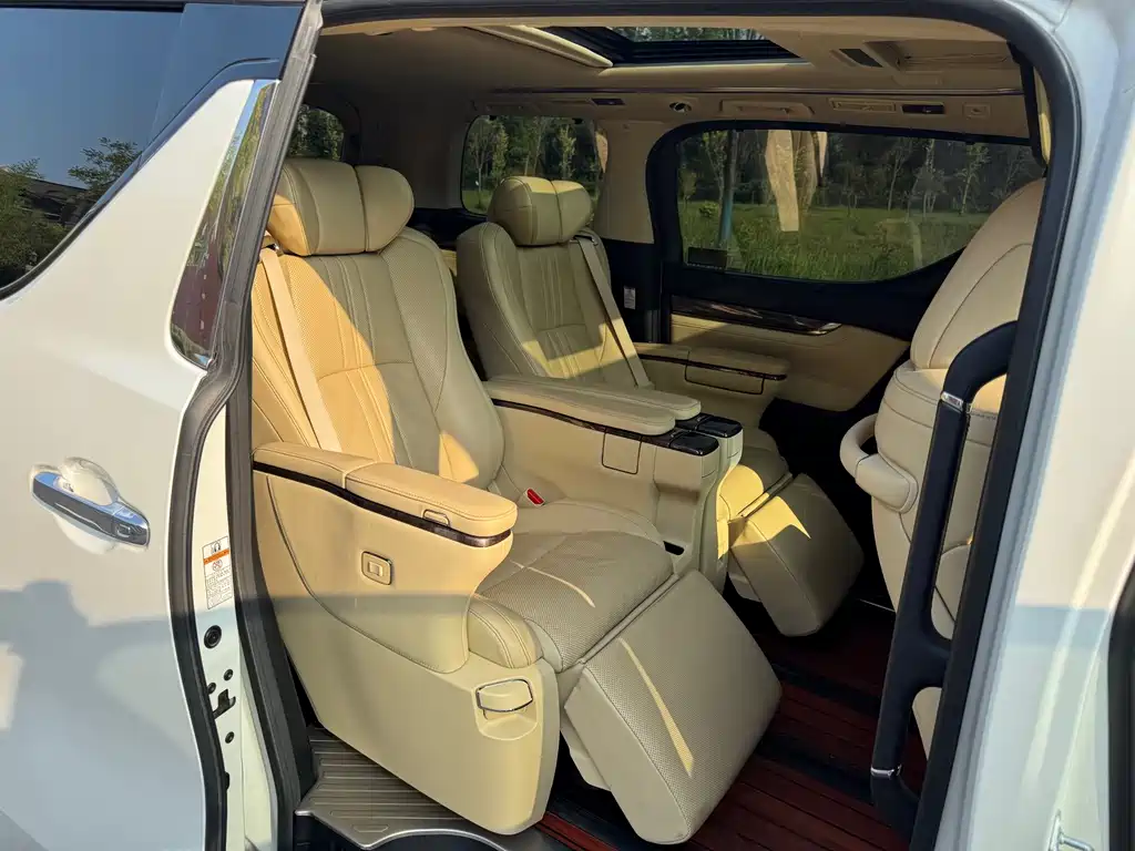Toyota Alphard — фото 9