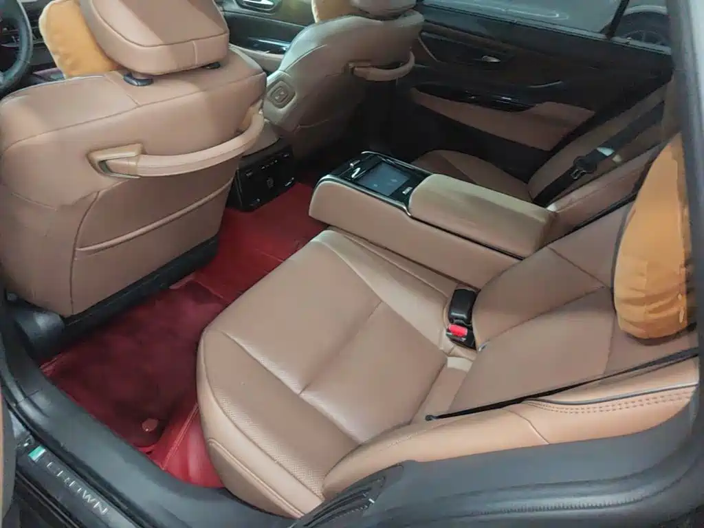Toyota Crown (Import) — фото 17