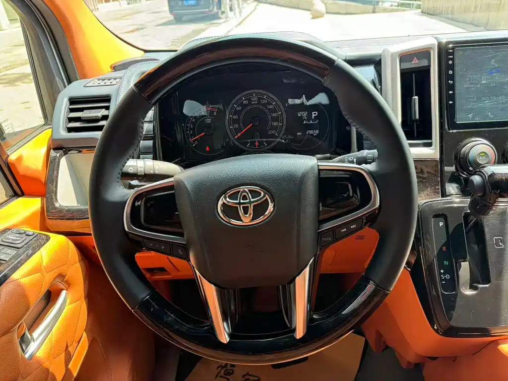 Toyota Hiace — фото 17