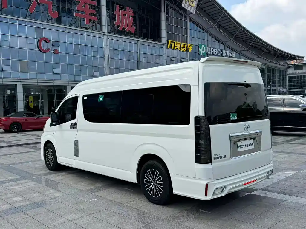 Toyota Hiace — фото 4