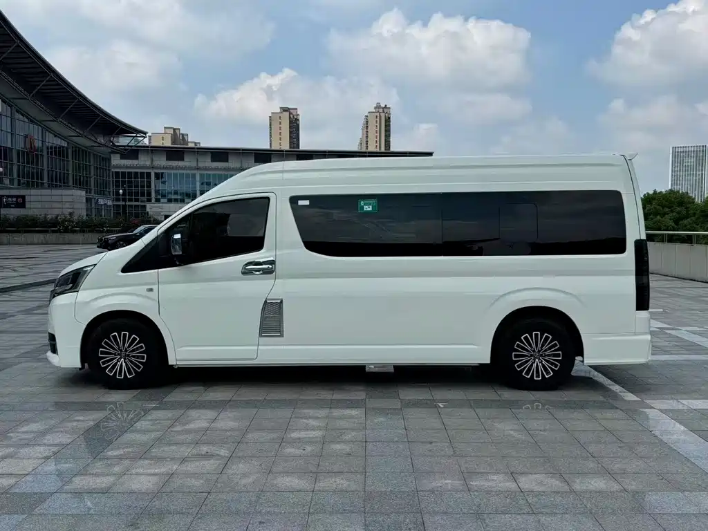 Toyota Hiace — фото 5