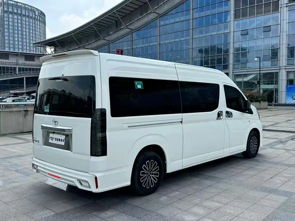 Toyota Hiace — фото 6