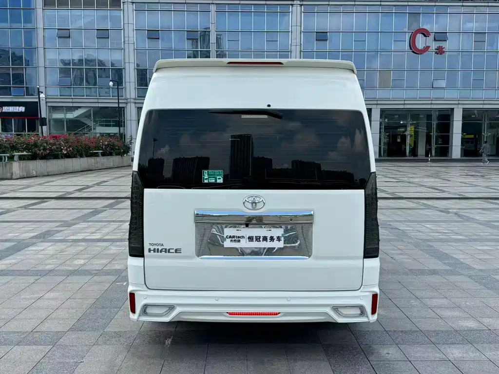 Toyota Hiace — фото 7