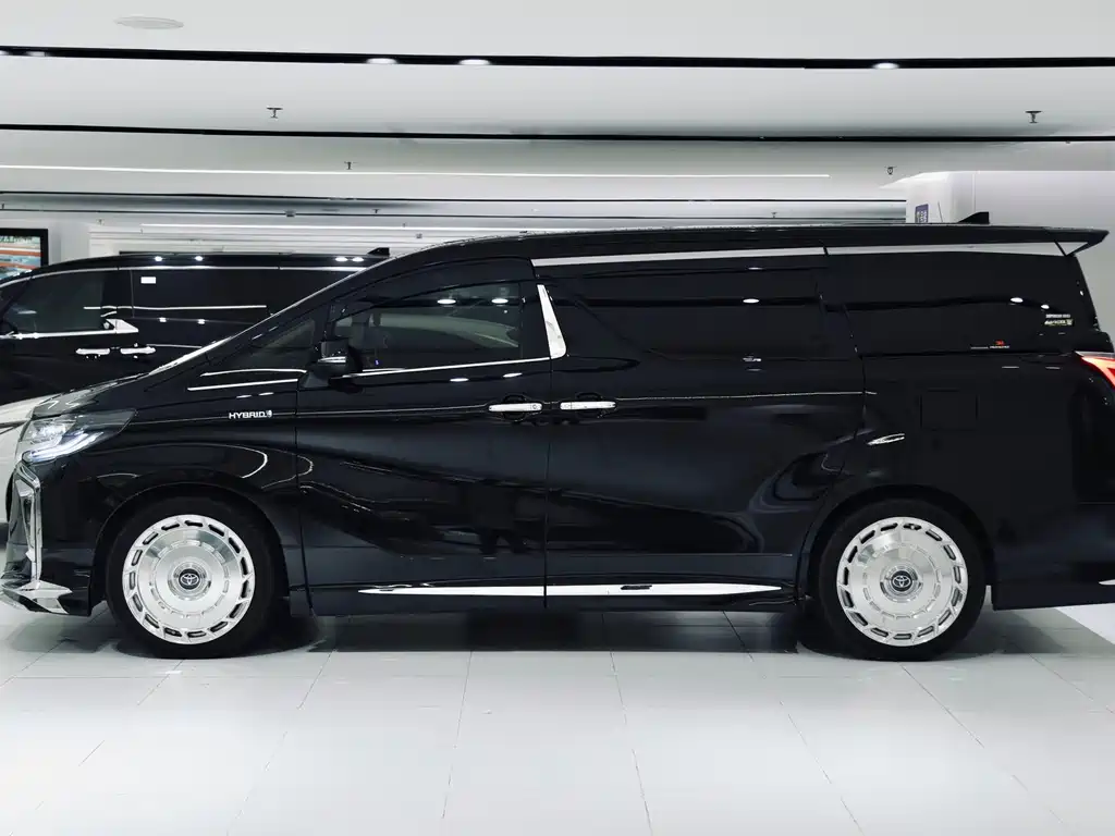 Toyota Alphard — фото 2