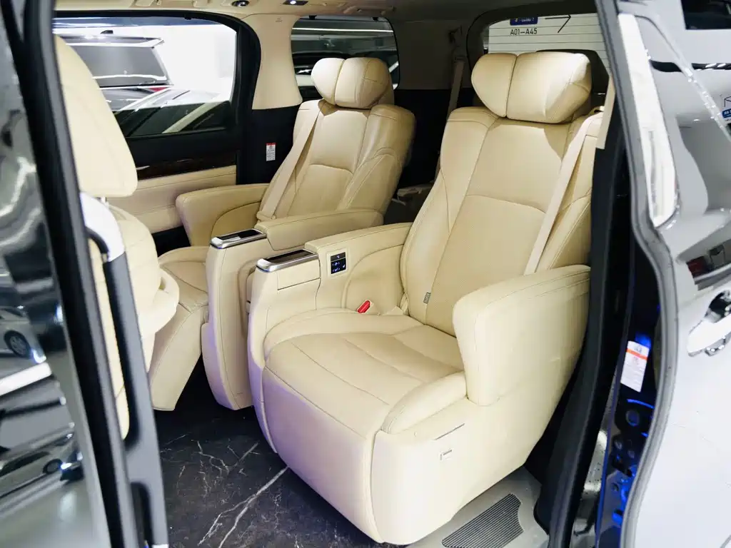 Toyota Alphard — фото 11