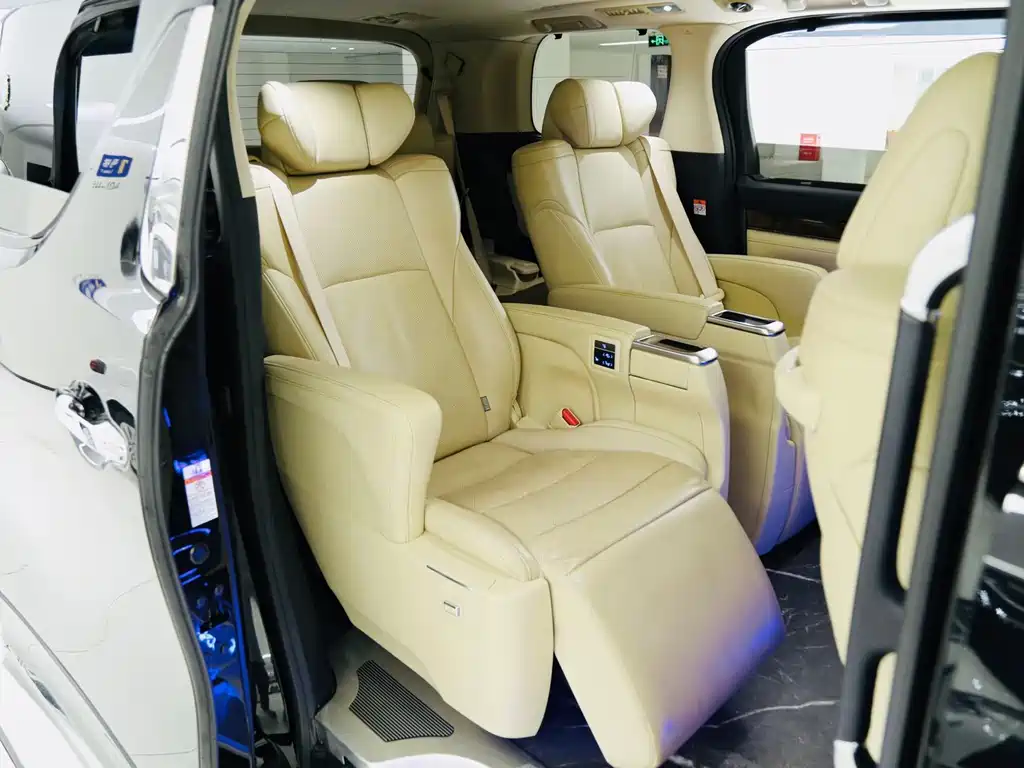 Toyota Alphard — фото 13