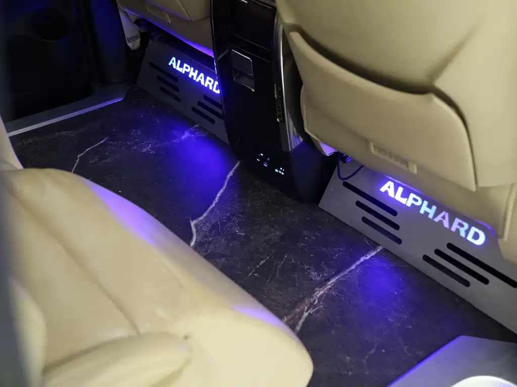 Toyota Alphard — фото 17