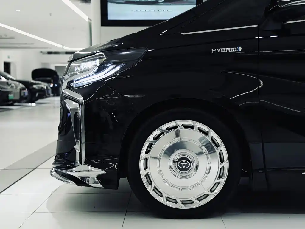 Toyota Alphard — фото 9
