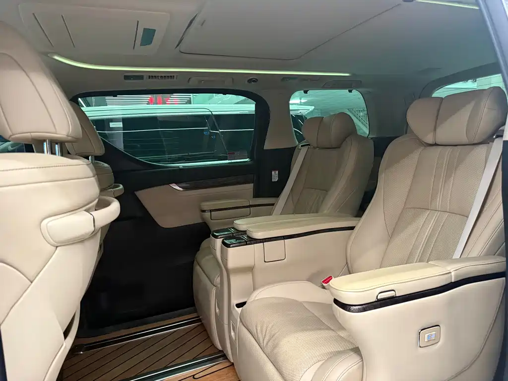 Toyota Vellfire — фото 5