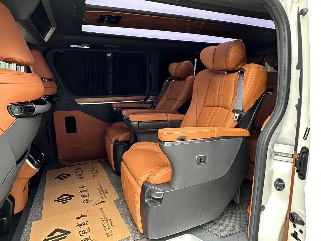 Toyota Hiace — фото 11