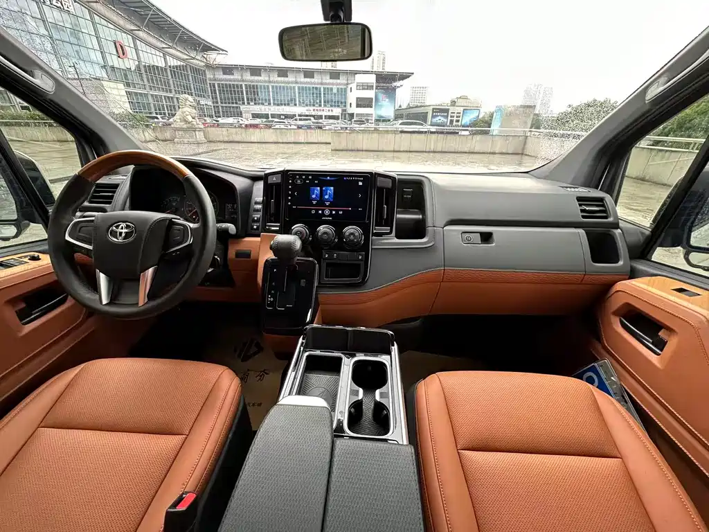 Toyota Hiace — фото 14