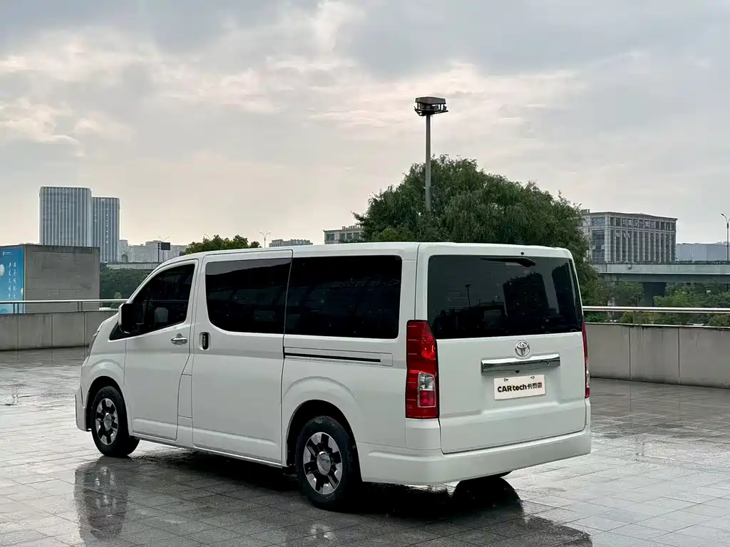 Toyota Hiace — фото 4