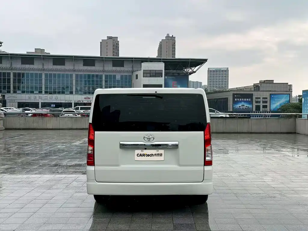 Toyota Hiace — фото 5