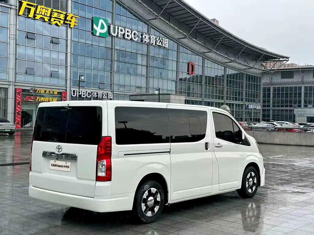 Toyota Hiace — фото 6
