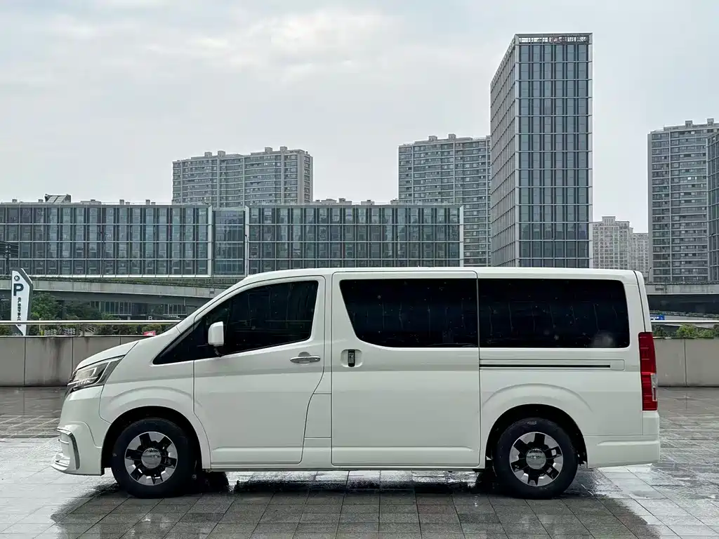 Toyota Hiace — фото 7