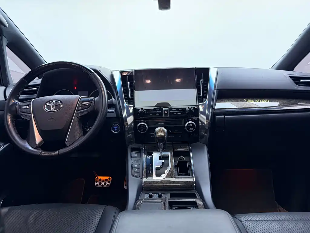 Toyota Alphard — фото 18