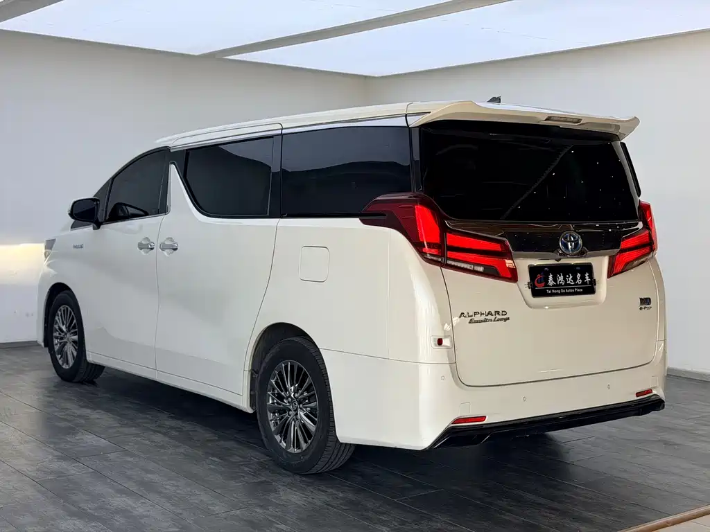 Toyota Alphard — фото 5