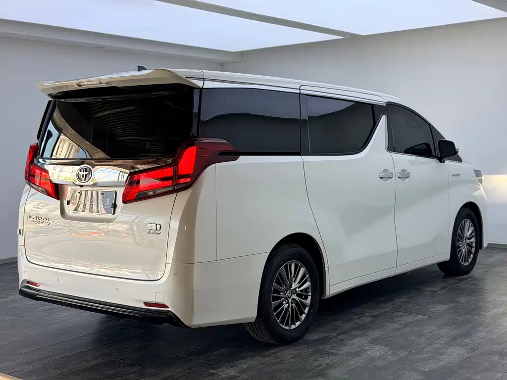 Toyota Alphard — фото 7