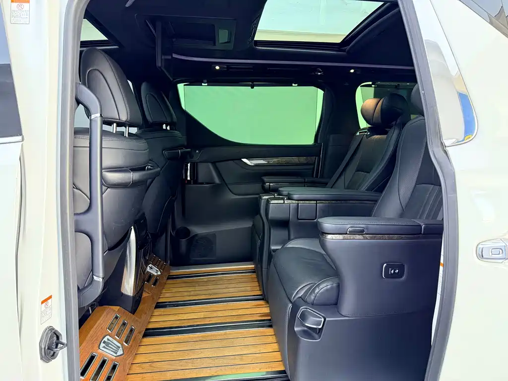 Toyota Alphard — фото 9