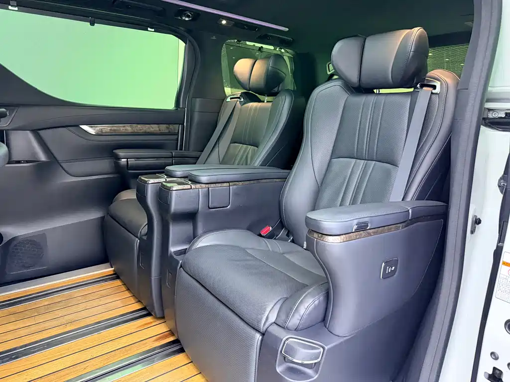 Toyota Alphard — фото 10